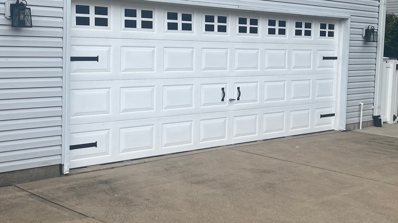 Garage door with decorative magnets
